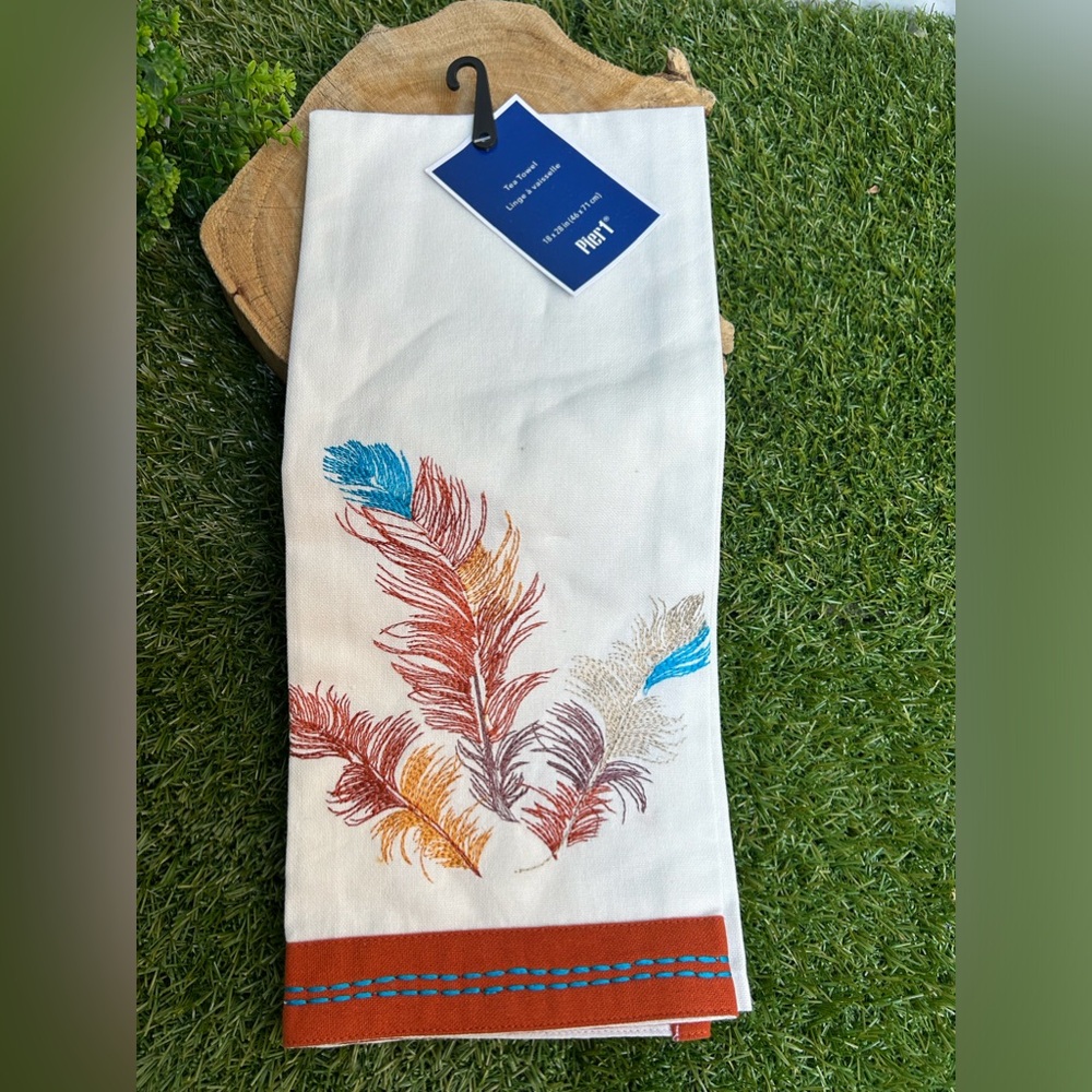 Pier 1 imports Tea Towel
18 x 28 in (46 x 71 cm) 100 cotton new  
MADE IN INDIA